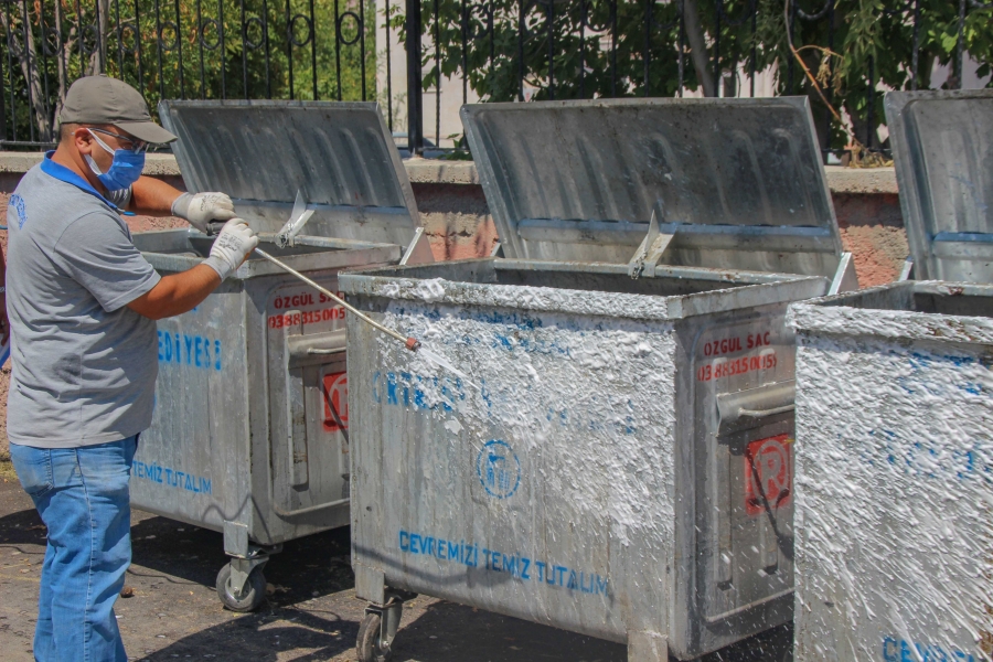 Kötü koku ve bakteri oluşumuna karşı çöp konteynerlerimizi dezenfekte ediyoruz.
