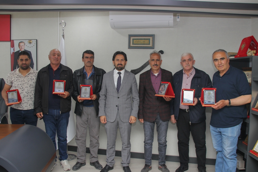 Ortaköy Belediye Başkanımız Sayın Ali Rıza ÖZDEMİR, 2019 yılından bu yana belediyemizden emekli olan personellerimize teşekkür plaketi verdi.