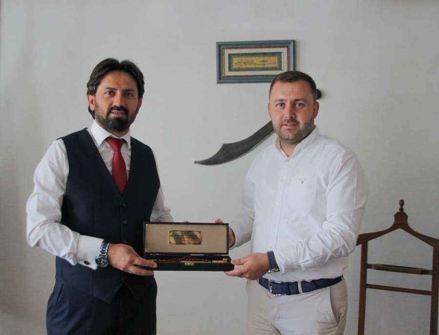 Ezine Belediye Başkanımız Sayın Güray YÜKSEL, Ortaköy Belediye Başkanımız Sayın Ali Rıza ÖZDEMİR'i makamında ziyaret etti.