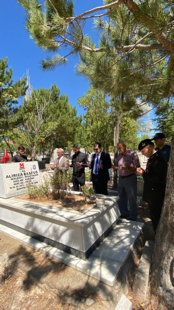 Belediye Başkanımız Sn. Ahmet Koyuncu, Kaymakamımız Sn. Ahmet Karatepe ile birlikte, Jandarma Onbaşı Alirıza Baştuğ’un kabrini ziyaret ettiler.