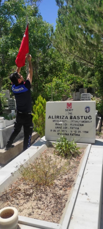 Zabita Müdürlüğü ekiplerimizce, Şehit mezarlıkları tek tek ziyaret edilerek şehit bayrakları yenileri ile değiştirildi.