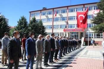 ''19 Mayıs Atatürk`ü Anma Gençlik ve Spor Bayramı Çelenk Sunma Töreni''