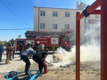 Ortaköy Devlet Hastanesi personellerine İtfaiye Müdürlüğü ekiplerimiz tarafından yangın söndürme tatbikatı gerçekleştirildi.