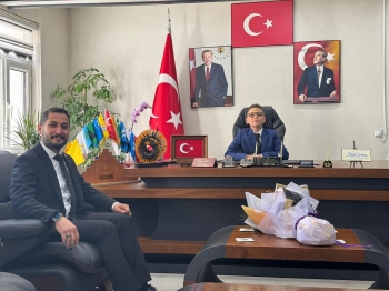 Belediye Başkanımız sn Ahmet KOYUNCU 23 Nisan Nedeniyle Abdullah BAYRAKLI'ya Teslim Etti.