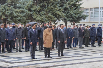 ''10 Kasım Atatürk'ü Anma Günü Çelenk Sunma Töreni Hükümet Konağı Meydan'ında Gerçekleştirildi''