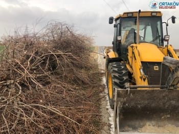 Park ve Bahçeler ekiplerimizce Balcı Mahallesi yolu üzerinde, şiddetli rüzgar sebebiyle kırılan ağaçların kesimi ve yol temizliği çalışmaları devam ediyor.