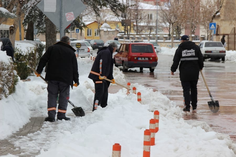 ''Ekiplerimiz, kar yağışının olumsuz etkilerine karşı yaya güvenliğini sağlamak amacıyla kaldırım temizliği çalışmalarını sürdürüyor.''