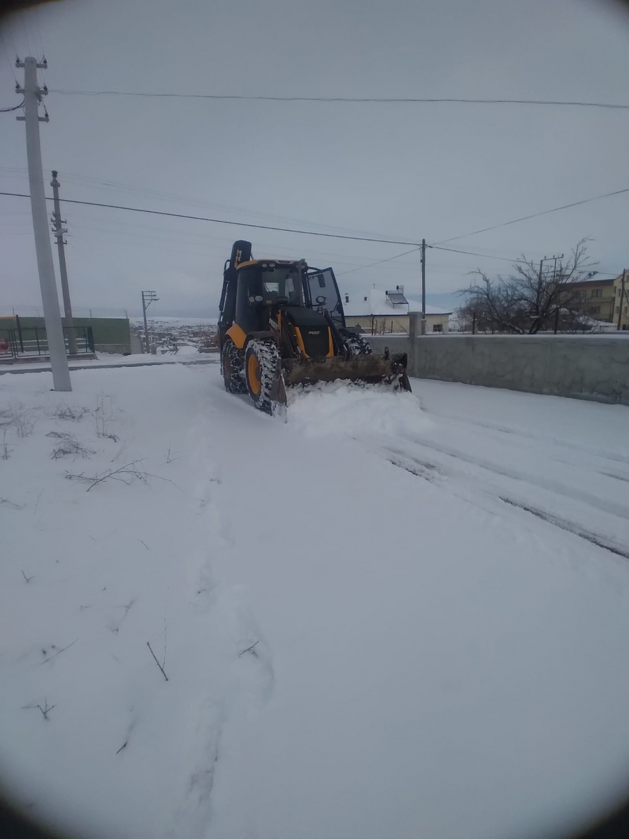 İlçemizde etkili olan kar yağışı ile birlikte, Fen İşleri Müdürlüğü ekiplerimizce kar kürüme ve yol açma çalışmaları devam ediyor