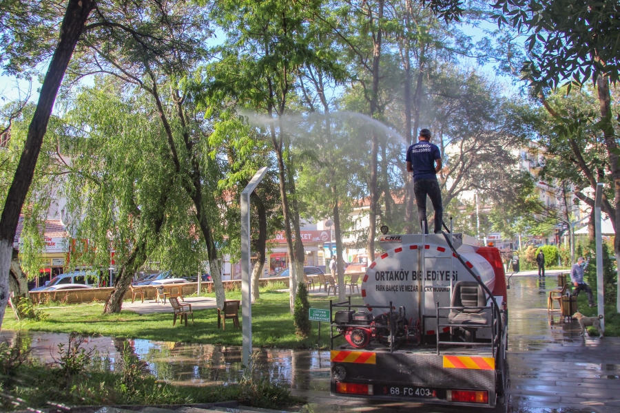 Merkez Yunus Emre Parkımızda Şehitlik Anıtında temizlik çalışması ve ağaçların ilaçlanması gerçekleştirildi. 💦