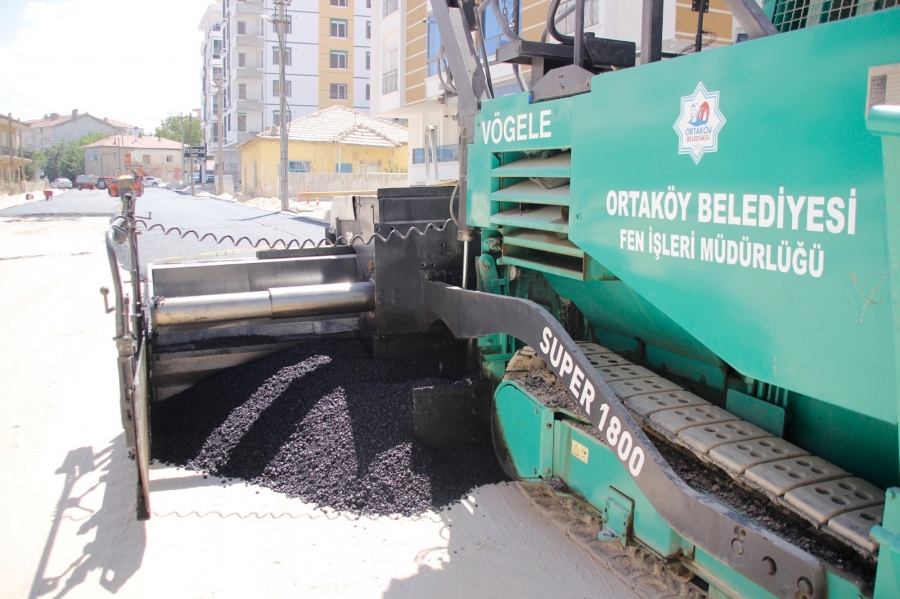 Belediye Başkanımız Sayın Ali Rıza ÖZDEMİR, Fen İşleri Müdürlüğü ekiplerimizce devam eden sıcak asfalt çalışmalarını yerinde inceledi.